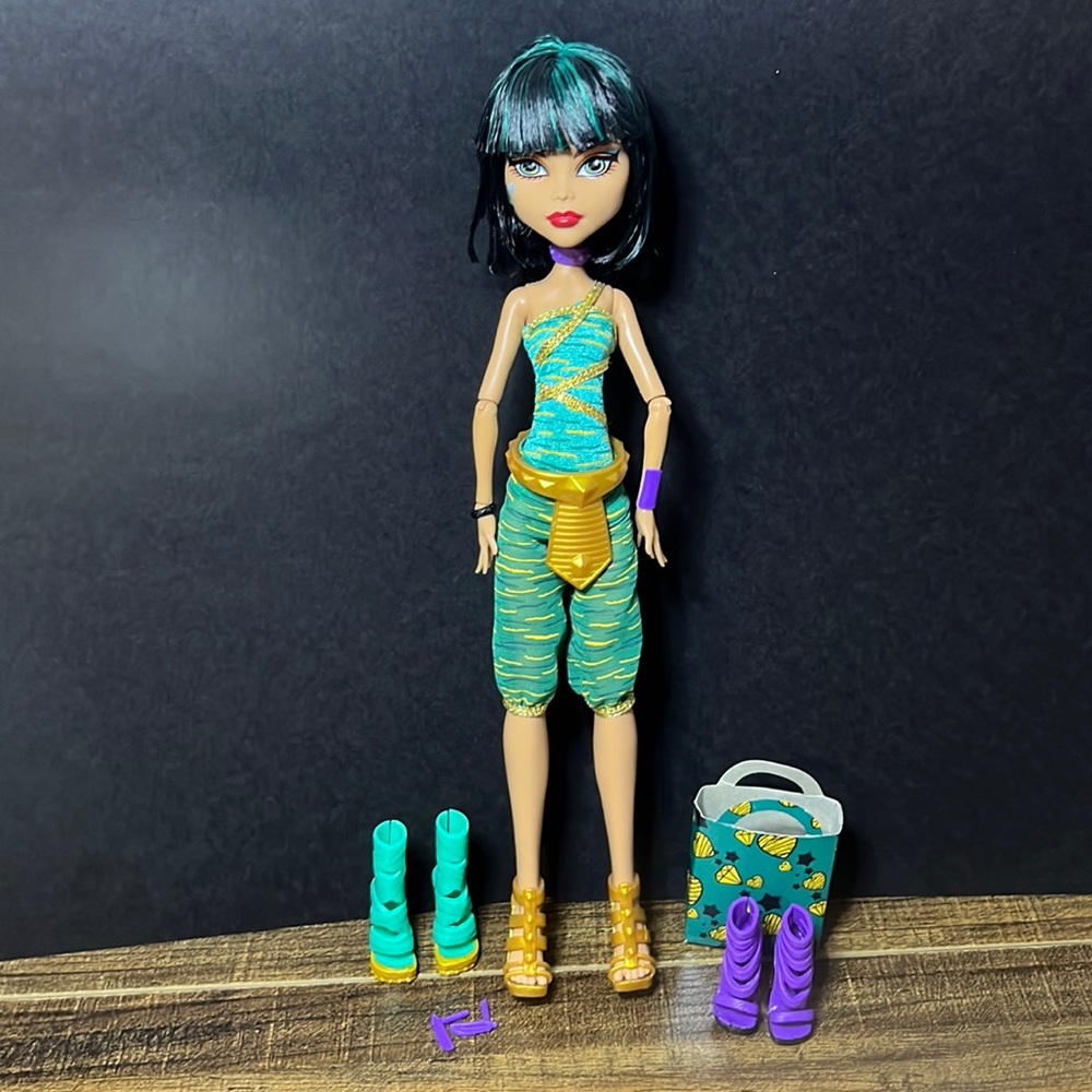 Mattel Monster High I Love Shoes Cleo de Nile Doll with Shoe Collection